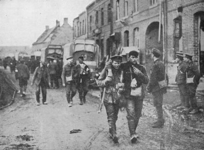 Les blessés britanniques retournant à un poste de secours après une attaque, 1915 - Unbekannt