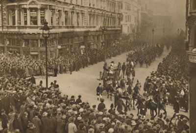 Les lignes de la ville Queen Victoria Street pour voir le nouveau Lord Maire et sa procession, vers 1935 - Unbekannt