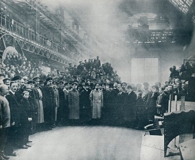 Le Tsar, pris parmi les ouvriers aux grandes usines de munitions et d