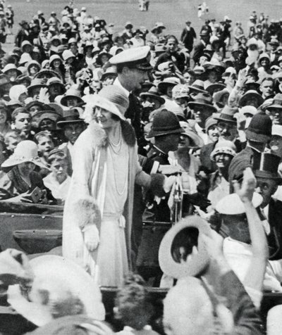 Le duc et la duchesse assaillis par la foule à Auckland, 1927, 1937 - Unbekannt