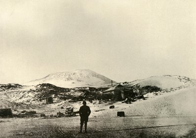 La cabane, avec le mont Erebus en arrière-plan, en automne, 1908, 1909 - Unbekannt