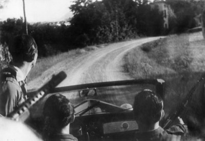 Le mouvement de résistance italien : partisans armés sur une jeep, Langhe, Piémont, Italie - Unbekannt