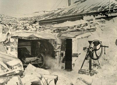 La voiture dans le garage, et le broyeur de maïs à droite, vers 1908, 1909 - Unbekannt