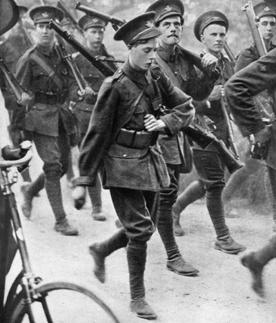 Le prince de Galles marchant avec le Corps de formation des officiers de l