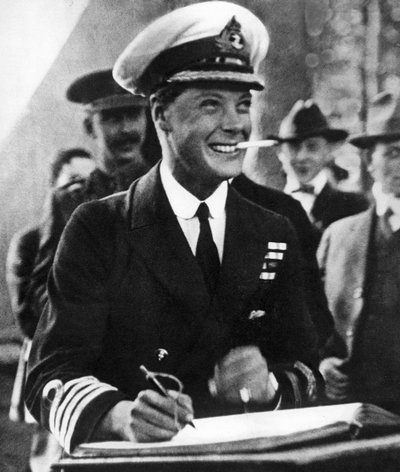 Le prince de Galles signant un livre d
