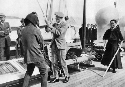 Le prince de Galles testant un casque de combat japonais, Japon, 1922 - Unbekannt