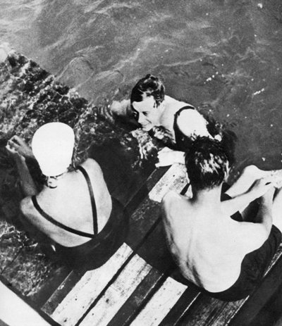 Le Prince de Galles avec des amis sur un radeau, la Riviera, années 1930 - Unbekannt