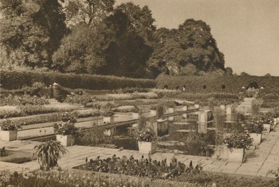 Le calme du jardin hollandais au palais de Kensington gardé par des portes verrouillées, vers 1935 - Unbekannt