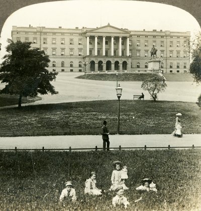 Le palais royal façade S.E. et statue du roi Charles XIV. Bernadotte Christiania, Norvège, vers - Unbekannt