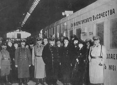Le ministre de la guerre russe inspectant un train de la Croix-Rouge partant pour le front, 1915 - Unbekannt