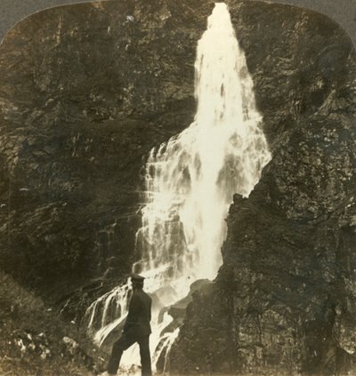 Les chutes de Sevle, éclaboussant et éclaboussant, près de l