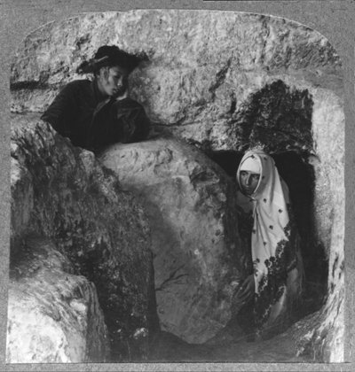 Le Tombeau du Christ, montrant la pierre roulée, vers 1900 - Unbekannt