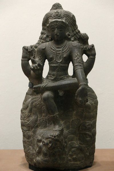 Musée Victoria et Albert. Shiva en tant que Dakshinamurti. 1200-1300. Période Chola tardive. Granit. Inde du Sud (Tamil Nadu). Royaume-Uni - Unbekannt