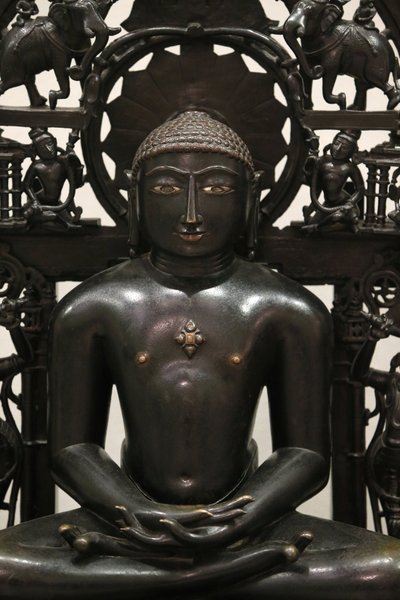 Musée Victoria et Albert. Le Jina Shantinatha. 1168; la plaque arrière vers 1300-1500. Alliage de cuivre avec incrustations d
