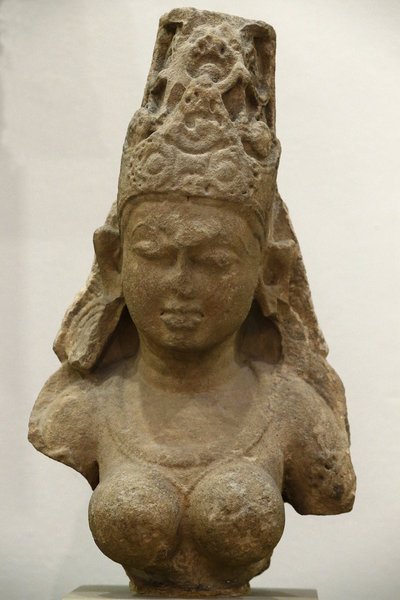Musée Victoria et Albert. Yogini. 800-900. Période Pratihara. Grès. Inde centrale (Madhya Pradesh). Royaume-Uni - Unbekannt