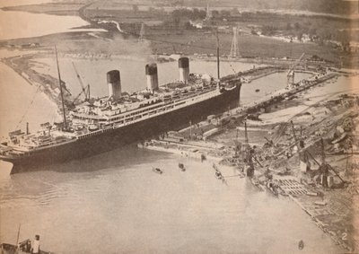 Le paquebot White Star Majestic entrant dans le plus grand bassin de radoub du monde à Southampton, vers 1934 - Unbekannt