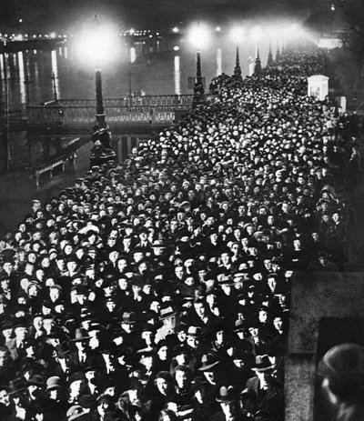 La foule attendant de passer devant le catafalque du roi George V dans Westminster Hall, Londres, janvier 1936 - Unbekannt