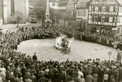 Les meubles et objets rituels de la synagogue de Mosbach sur la place de la ville le 10 novembre - Unbekannt