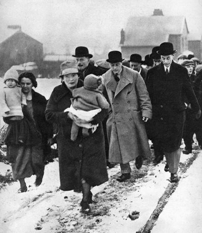 Le futur Édouard VIII marchant dans la neige à Winlaton, Comté de Durham, 1929 - Unbekannt