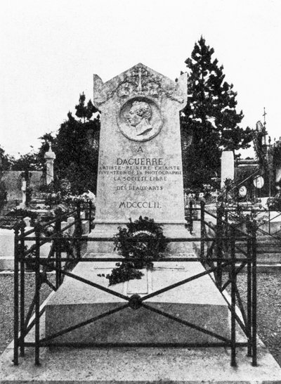 La pierre tombale de Louis Daguerre, pionnier de la photographie française - Unbekannt