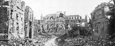 La ville en ruines et le clocher de l