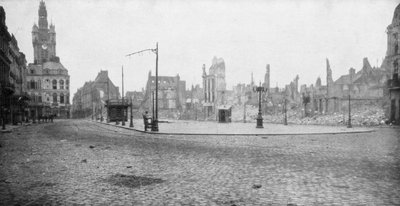Les ruines et le clocher de Douai, France, 1918 - Unbekannt