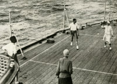 Leurs Majestés, dans une partie de Quoits sur le pont du H.M.S. Renown, 1927, 1937 - Unbekannt