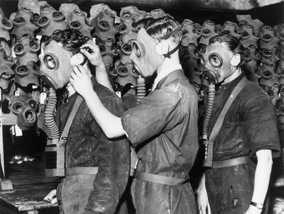 Trois hommes portant des masques à gaz, vers 1930 - Unbekannt