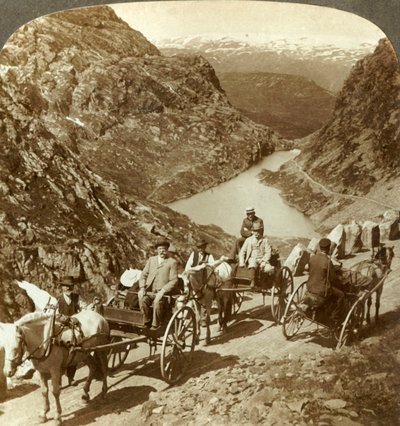 Voyageurs sur une route de montagne à travers le ravin sauvage de Seljestad, Norvège, vers 1905 - Unbekannt