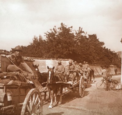 Troupes dans des chariots tirés par des chevaux, Raux, France, vers 1914-1918 - Unbekannt