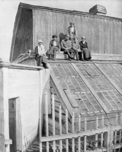 Tsar Nicolas II et ses enfants assis sur une serre, Tobolsk, Sibérie, Russie, 1917 - Unbekannt