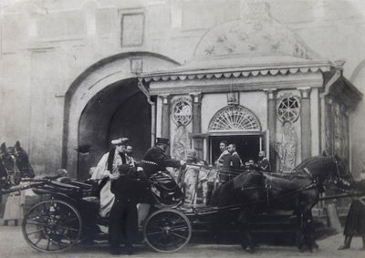 Tsarine Alexandra Fyodorovna visitant la chapelle ibérique, Moscou, Russie, années 1900 - Unbekannt