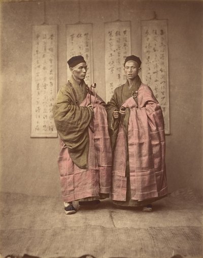 [Deux hommes chinois en tenue traditionnelle assortie], années 1870 - Unbekannt