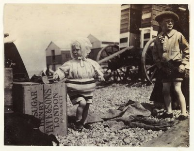 Deux enfants près des cabines de bain, vers 1895 - Unbekannt