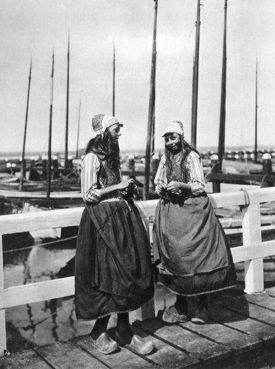Deux filles sur le débarcadère, Marken, Pays-Bas, vers 1934 - Unbekannt