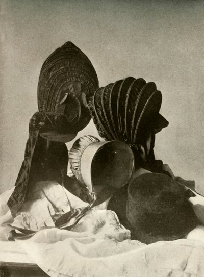 Deux calèches en soie, chapeau de cavalier, bonnet Quaker, chapeau, gants et jupe, 18ème siècle, 1937 - Unbekannt