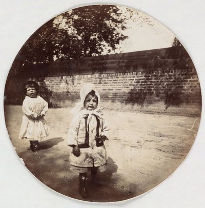Deux petits enfants marchant le long d