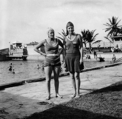 Deux femmes en maillots de bain à côté d