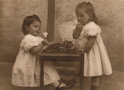 Deux jeunes filles près d