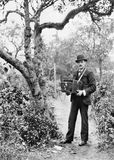 Royaume-Uni : Le photographe JT Newman avec son appareil photo à plaques. c1890 - Unbekannt