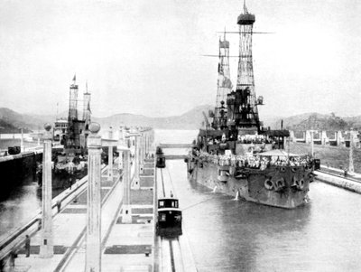 Navires de guerre américains passant par une écluse, canal de Panama, Panama, 1926 - Unbekannt