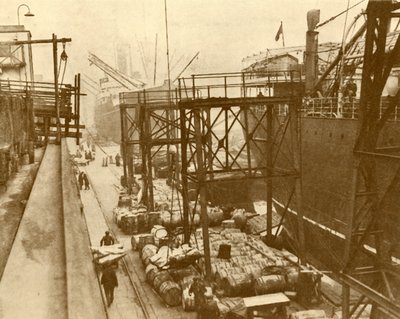 Déchargement des navires de ravitaillement aux Royal Albert Docks, Londres, vers 1930 - Unbekannt
