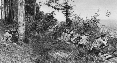 Avant-garde des uhlans austro-hongrois occupant une clairière dans une forêt, Première Guerre mondiale, 1917 - Unbekannt