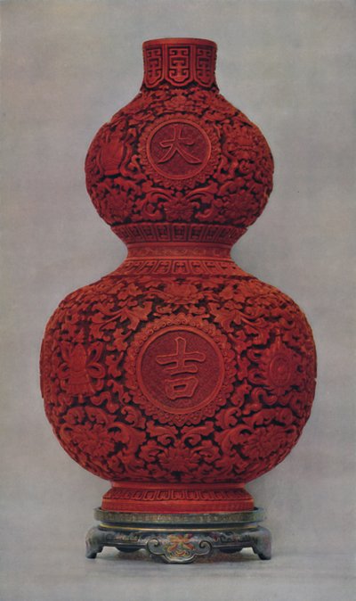 Vase en laque rouge sculptée sur fond vert olive avec support en laque plate, 1928 - Unbekannt