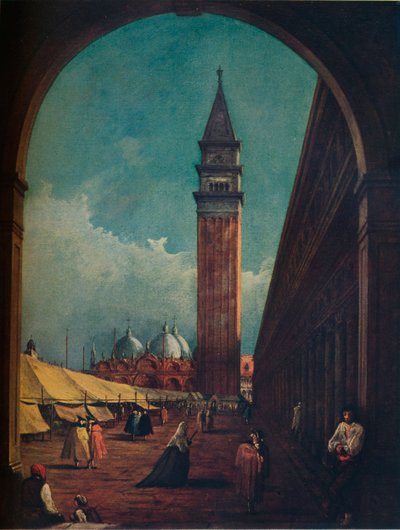 Venise : Une foire sur la Piazza San Marco vue à travers une arche à l