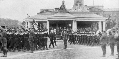 Défilé de la victoire passant devant le Victoria Memorial et le palais de Buckingham, Londres, 19 juillet 1919 - Unbekannt