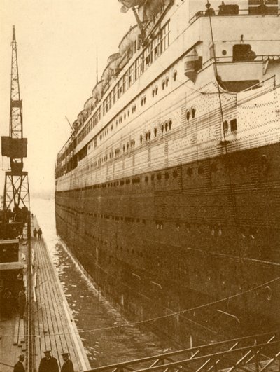Vue du côté tribord du Majestic entrant dans la cale sèche flottante, vers 1930 - Unbekannt