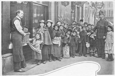 En attendant des colis de nourriture, Cheapside, vers 1903 - Unbekannt