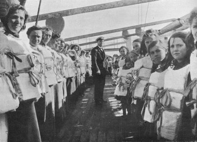 Exercice de ceinture de sauvetage en temps de guerre à bord d
