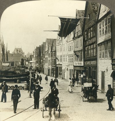 Entrepôts le long du quai dans la vieille ville de Bergen, pendant des siècles le grand marché aux poissons de Norvège, vers 1905 - Unbekannt